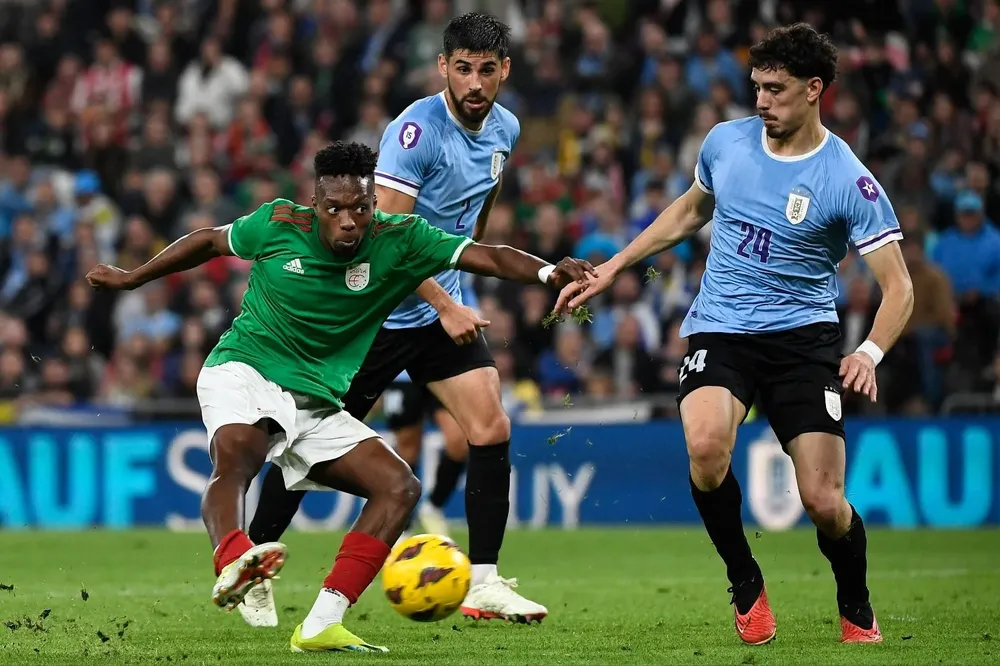 Álvaro Djalo remata ante Bruno Méndez y Nicolás Marichal y convierte el 1-0 en el amistoso de la selección uruguaya y País Vasco