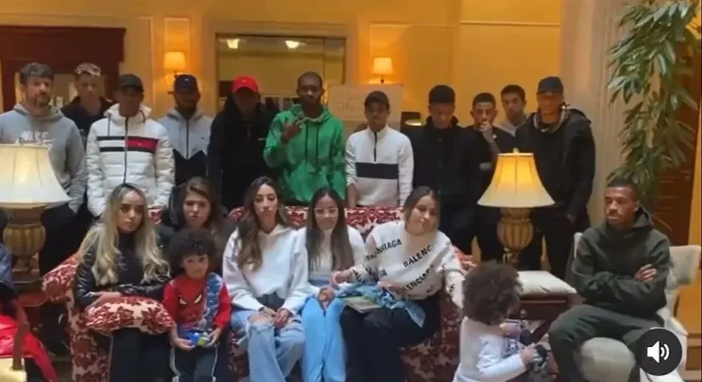 Los jugadores y sus familias reunidos en un hotel