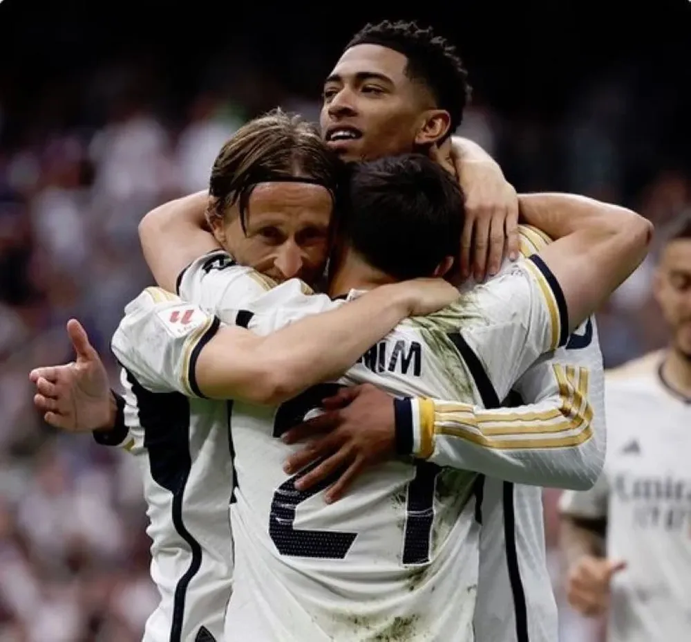 Luka Modric y Jude Bellingham celebran un nuevo título de Real Madrid