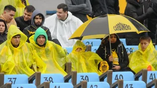 La tarde de mayo tuvo un toque invernal, por lo que los hinchas aurinegros llegaron el Centenario bien pertrechados para protegerse del frío y la lluvia