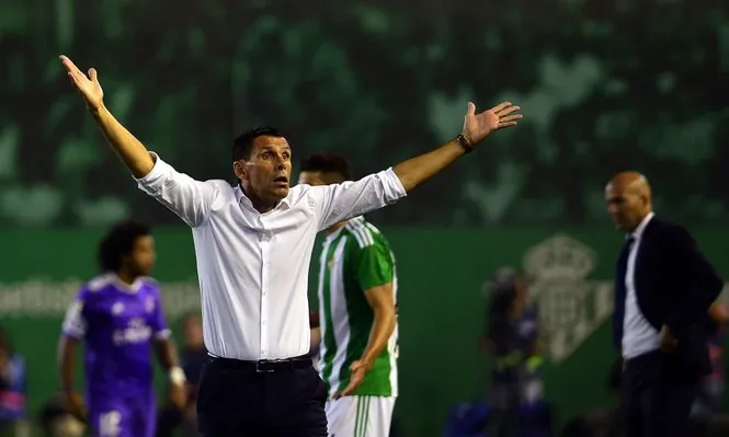 Poyet se queja al aire mientras atrás Zidane ordena a su equipo; Real Madrid ganó 6-1