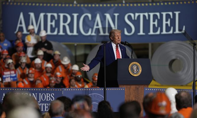 Donald Trump habla en la planta Mon Valley Works-Irvin de U.S. Steel Corporation, el 30 de mayo de 2025, en West Mifflin, Pensilvania.