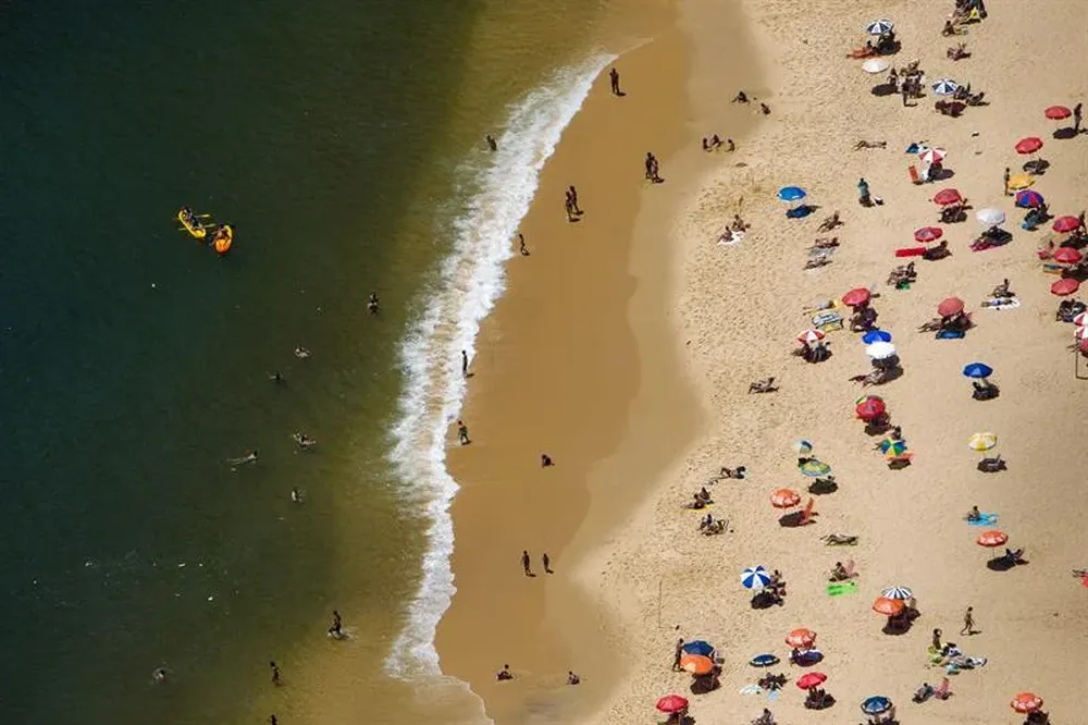 Brasil- Bañistas toman el sol hoy, viernes 21 de diciembre, al comienzo del verano en una playa de Río de Janeiro