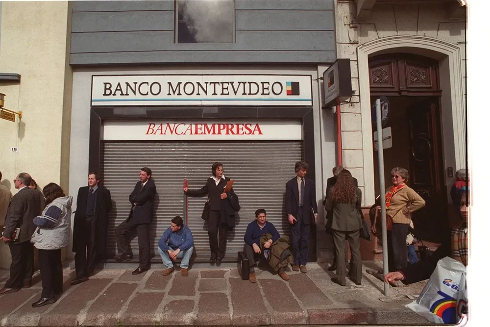 Ahorristas del Banco Montevideo reclamando sus ahorros. (Archivo)
