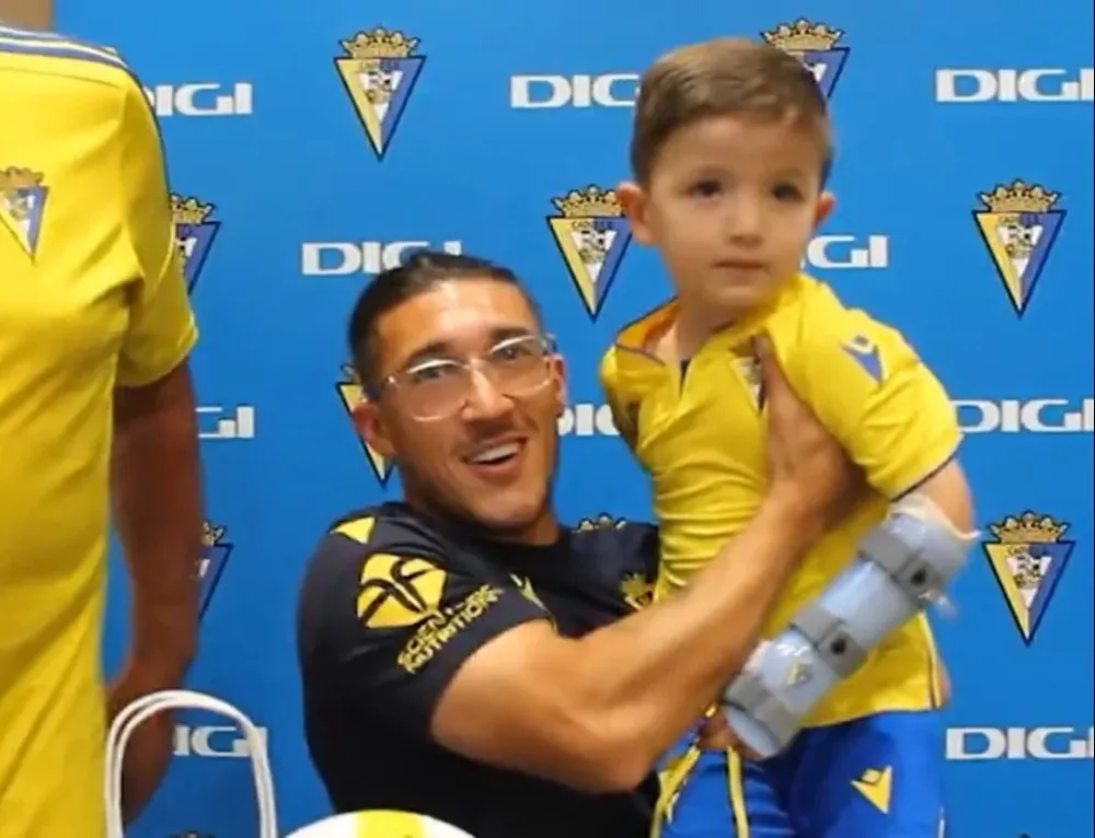 Alfonso Pacha Espino con Gerard, su fan