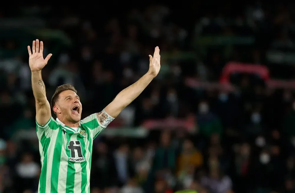 Joaquín festeja con los hinchas del Betis