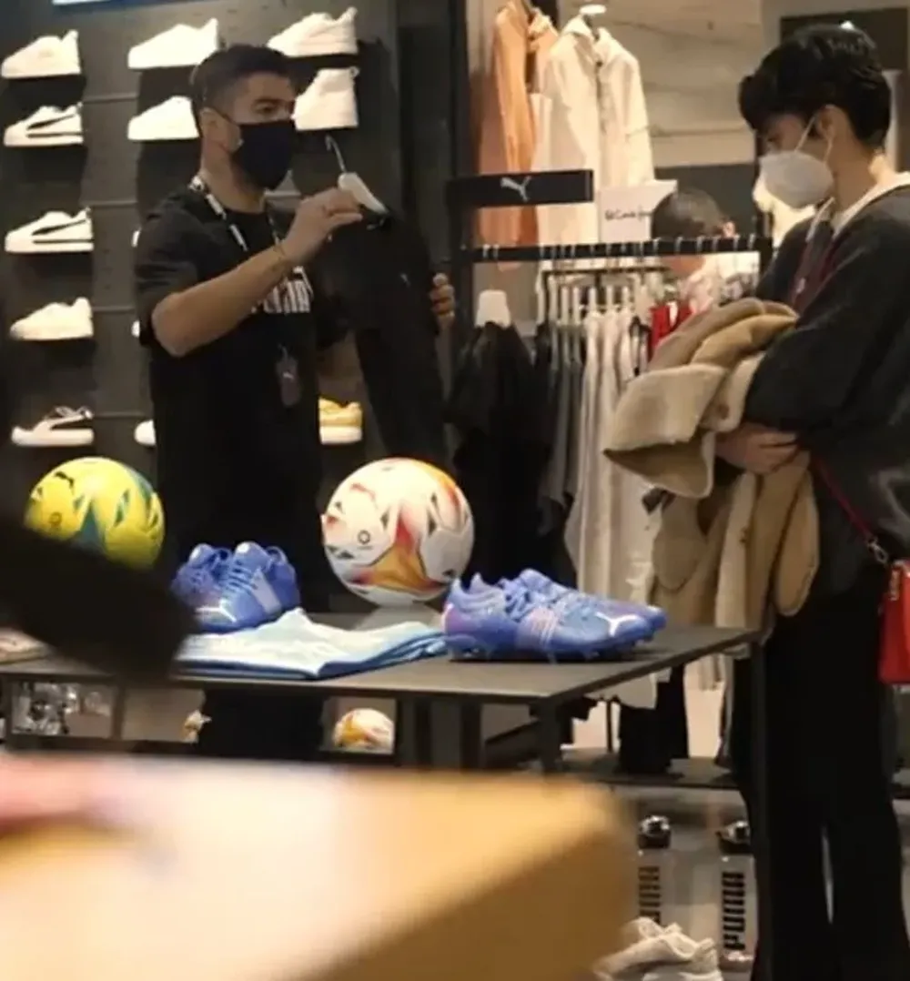 Luis Suárez hizo de vendedor en el Día de los Inocentes en España