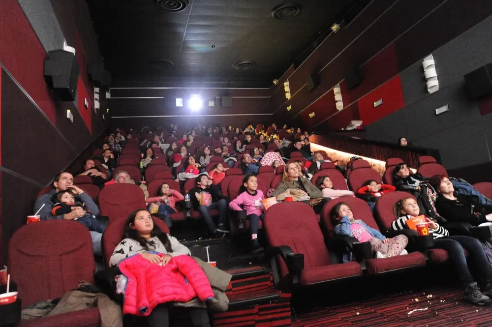 El recorte de las vacaciones de julio afectaría a cines y teatros para niños.