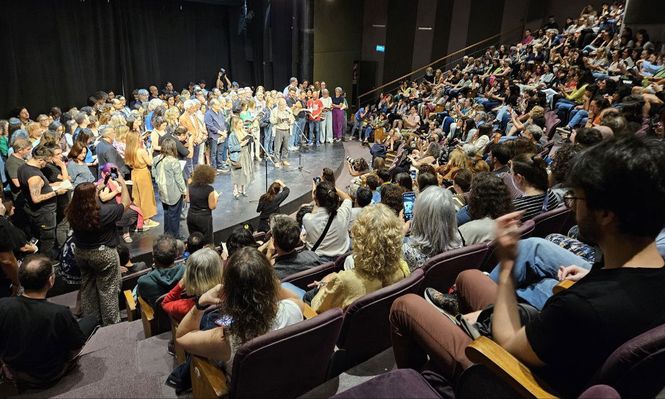 Escritores hicieron una lectura colectiva del libro Cometierra, cuestionado por Victoria Villarruel