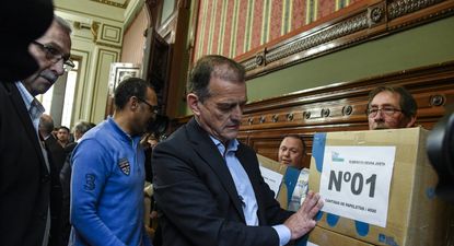 El Observador | 20241007 Guido Manini Ríos. Cabildo Abierto entrega firmas para habilitar el plebiscito de deuda justa (13).jpg