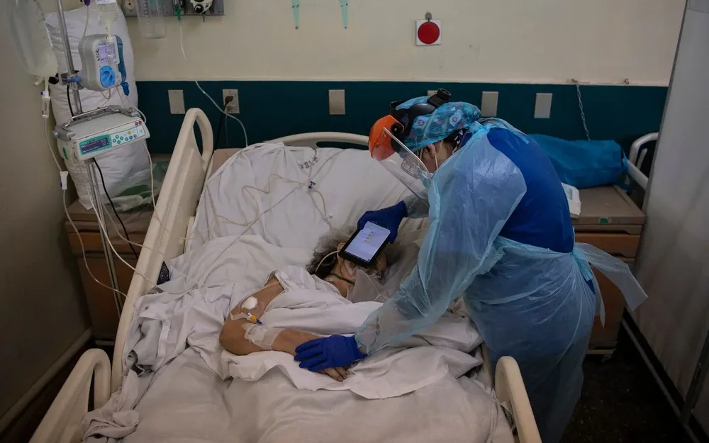 La doctora Moyra López le hace escuchar a una paciente terminal un mensaje de despedida de sus familiares