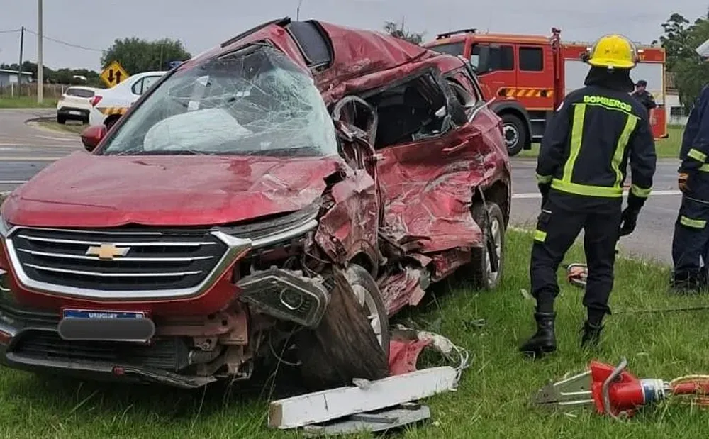 Así quedó la camioneta chocada por el camión en Canelones