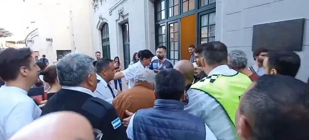 José Mujica abucheado por seguidores de Javier Milei; captura de pantalla de un video de @DataConurbano