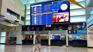 Un hombre camina frente a una pantalla con información de vuelos internacionales en el Aeropuerto Internacional de Maiquetía Simón Bolívar, este miércoles, en La Guaira (Venezuela). 