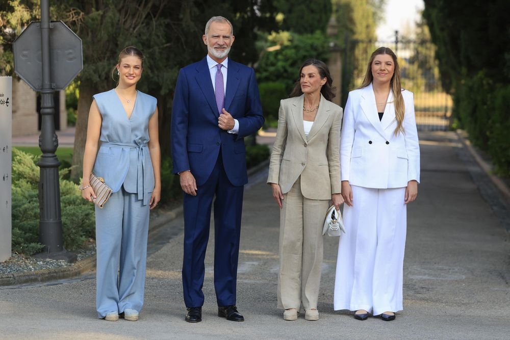 El rey Felipe VI (2i), la reina Letizia (2d) y la princesa Leonor (i) acompañan a la infanta Sofía (d) este miércoles en Zaragoza, donde va a pronunciar su primer discurso oficial en público con motivo de la entrega de la primera edición de las ayudas Docentes Referentes de la Fundación Ibercaja. 