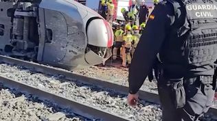 Los equipos de rescate trabajan en uno de los trenes que protagonizaron el accidente.