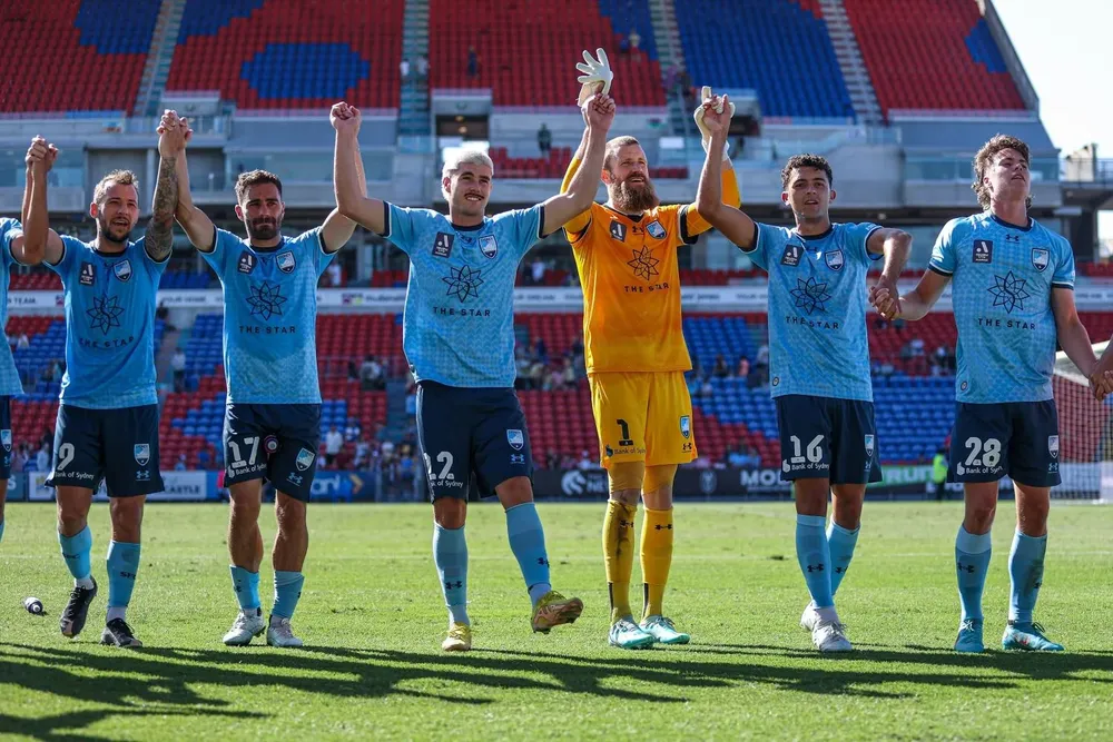 Los futbolistas de Sydney FC celebran la primera victoria del año; el de amarillo es el arquero Redmayne, quien eliminó a Perú del Mundial Qatar 2022 con la selección australiana