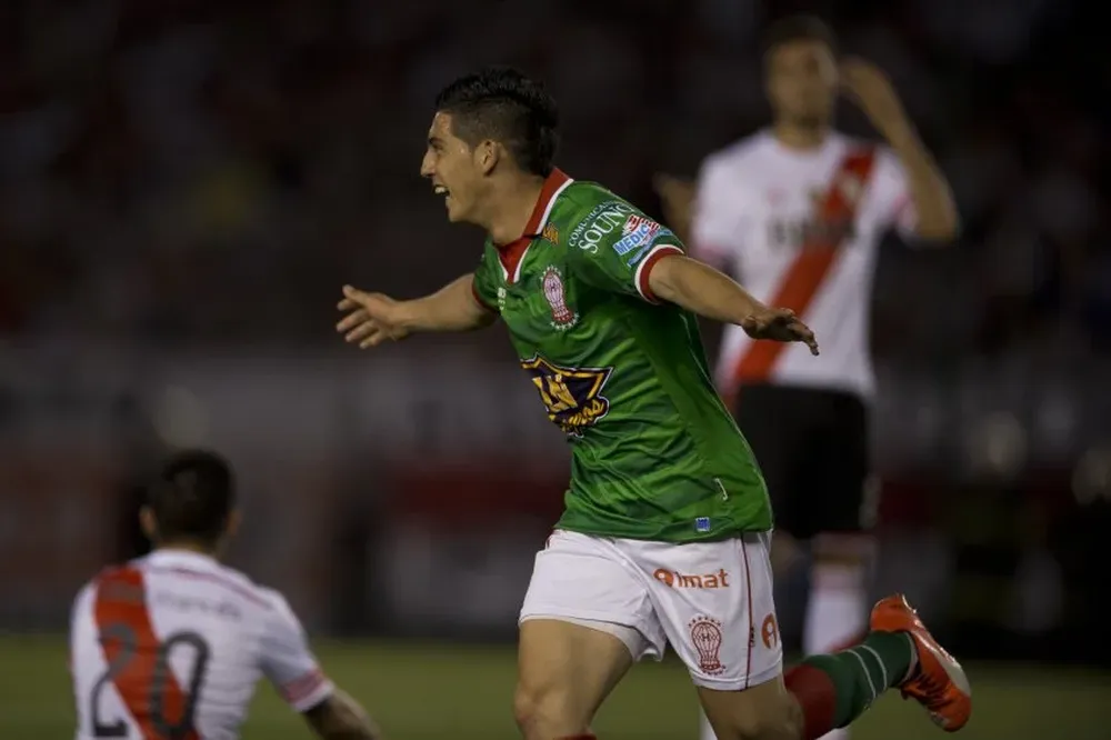 Espinoza festeja su gol frente a River Plate