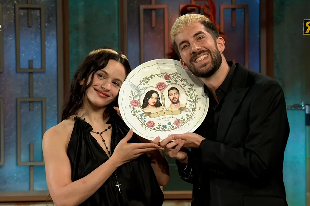 Rosalía, el fenómeno de la música española junto a David Broncano, conductor de La Revuelta.