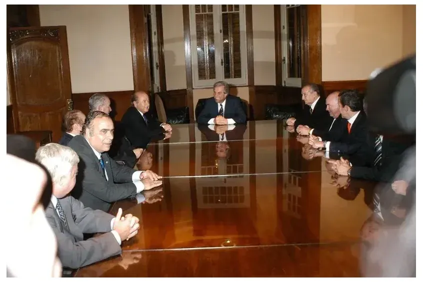 Reunión del 4 de octubre de 2005 en la residencia de Suárez en la que Tabaré Vázquez le planteó a Joseph Blatter organizar el Mundial 2030 en Uruguay. En la mesa están de izquierda a derecha: Héctor Lescano, Nicolás Leoz, Julio Grondona, Joseph Blatter, Tabaré Vázquez, Eugenio Figueredo, Óscar Magurno y José Pedro Damiani. Reunión del 4 de octubre de 2005 en la residencia de Suárez en la que Tabaré Vázquez le planteó a Joseph Blatter organizar el Mundial 2030 en Uruguay. En la mesa están de izquierda a derecha: Héctor Lescano, Nicolás Leoz, Julio Grondona, Joseph Blatter, Tabaré Vázquez, Eugenio Figueredo, Óscar Magurno y José Pedro Damiani.