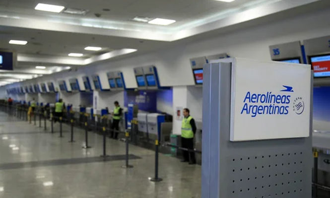 Los sindicatos aeronáuticos decidirán en asambleas si aprueban el acuerdo firmado con Aerolíneas Argentinas.