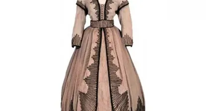 El vestido, que era de color gris oscuro, se fue deteriorando y perdiendo con los años su tono original