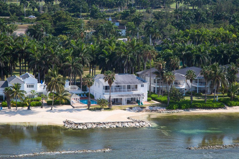 El grueso del litoral de Jamaica ha sido privatizado por el gobierno y hoy está reservado a hoteles o residencias privadas.