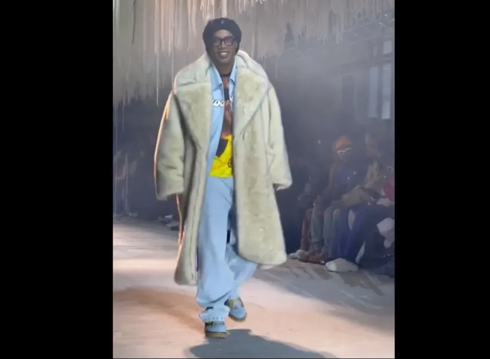 Ronaldinho desfilando en París