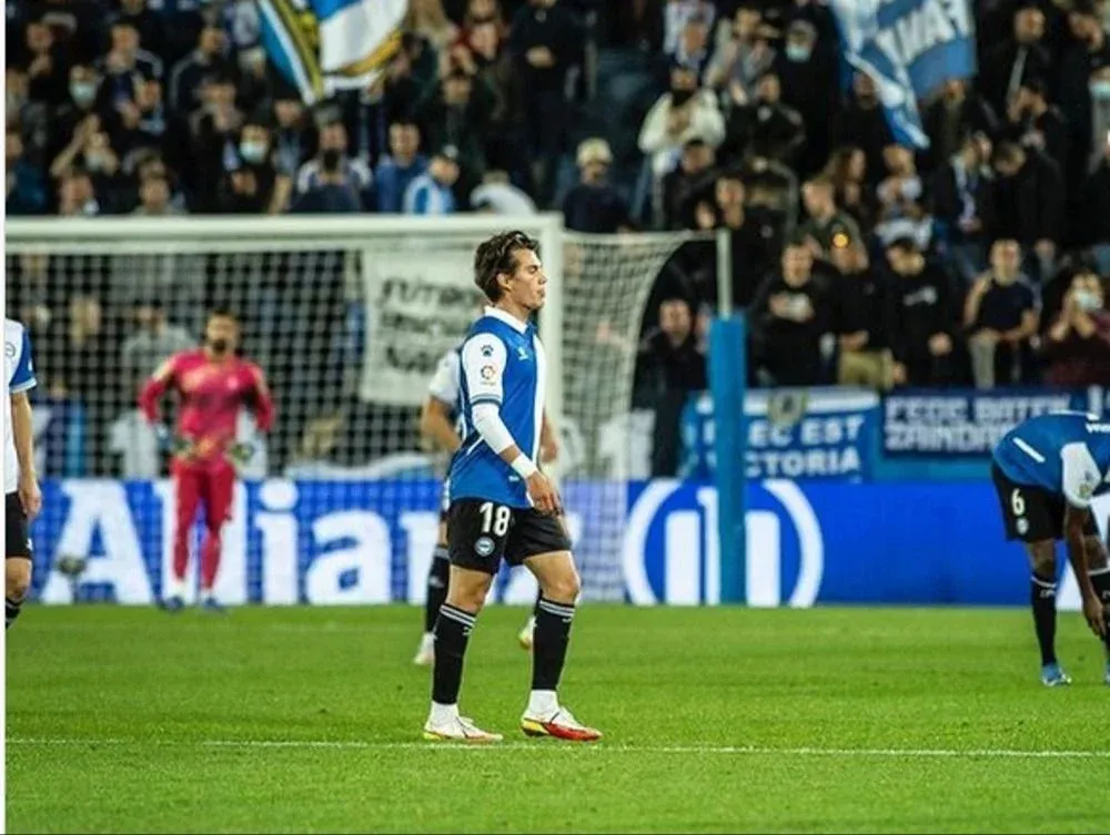 Facundo Pellistri en el momento de salir de la cancha defendiendo a Alavés y aplaudido por su público