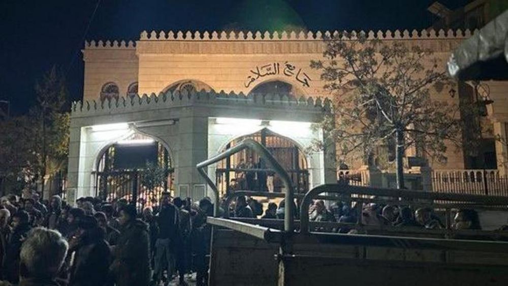 La mezquita Al Salam en Damasco se ha convertido en un centro al que se lleva a los prisioneros para que intenten encontrar a sus familiares.