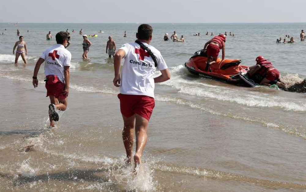 Socorristas trabajan en las playas de Valencia.