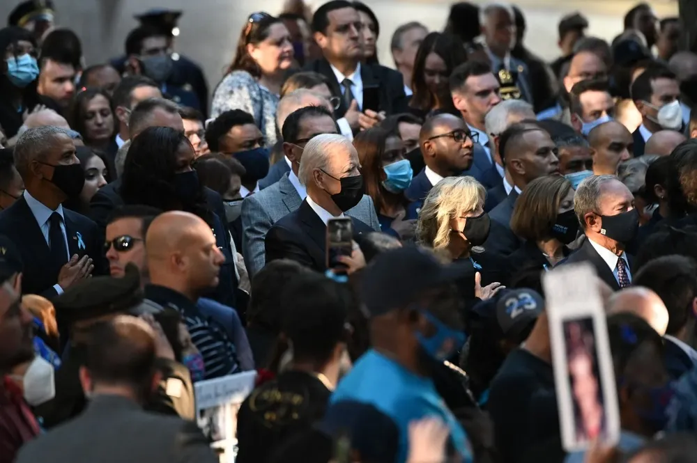 El presidente Joe Biden junto a la primera dama Jili Biden, el expresidente Barack Obama y su esposa Michelle Obama.