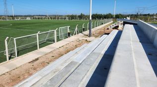 Las primeras tribunas de la Ciudad Deportiva Néstor Tito Goncálves de Peñarol, ya fueron instaladas