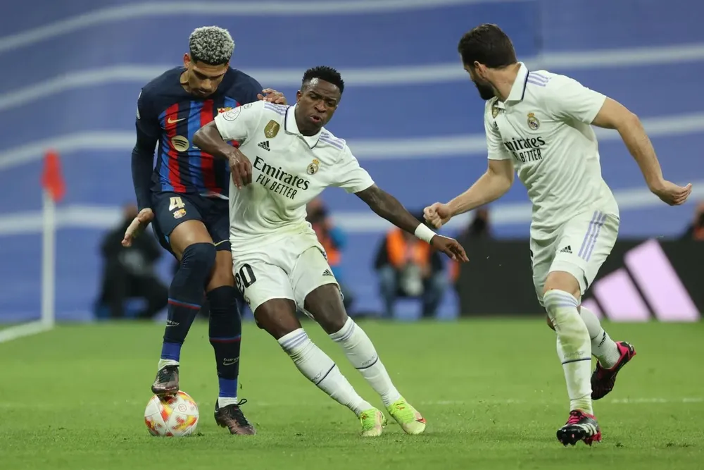 Vinicius no pasa, la pelota es de Araújo