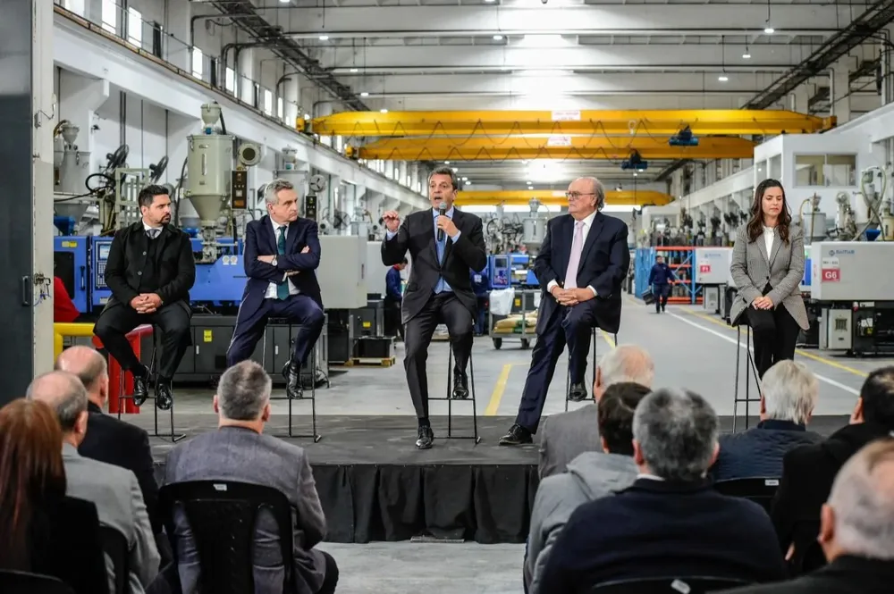 Sergio Massa visitó la fábrica Liliana en Rosario