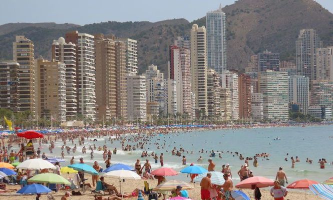 Beniyork: el modelo de desarrollo que convirtió a Benidorm en la ciudad española con más rascacielos por habitante (y la segunda del mundo)