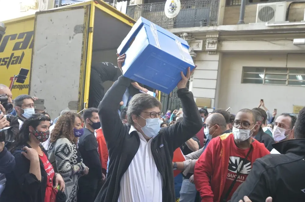 Javier Miranda en la entrega de firmas para el referéndum contra la LUC