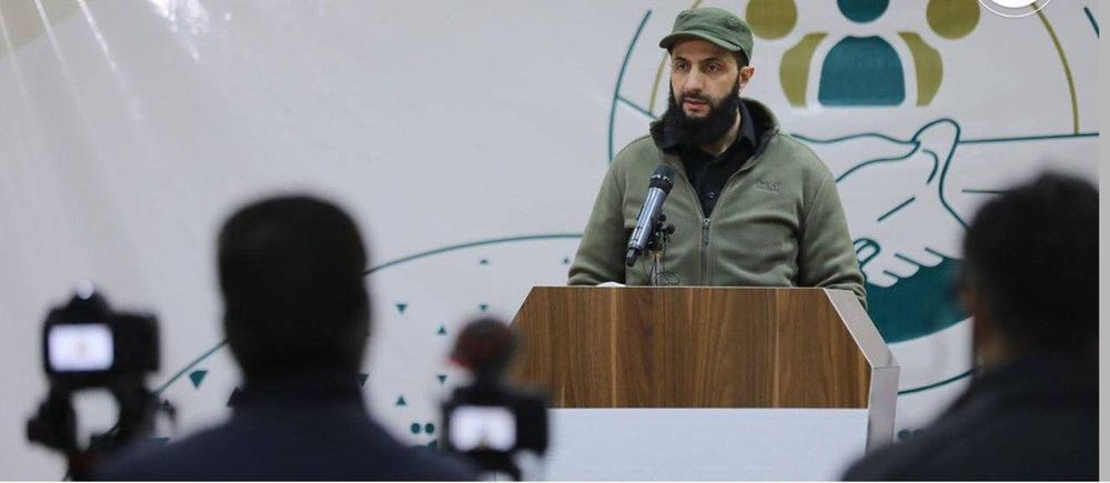 Al Jawlani dio declaraciones a la prensa local después de los terremotos de Siria en 2023.