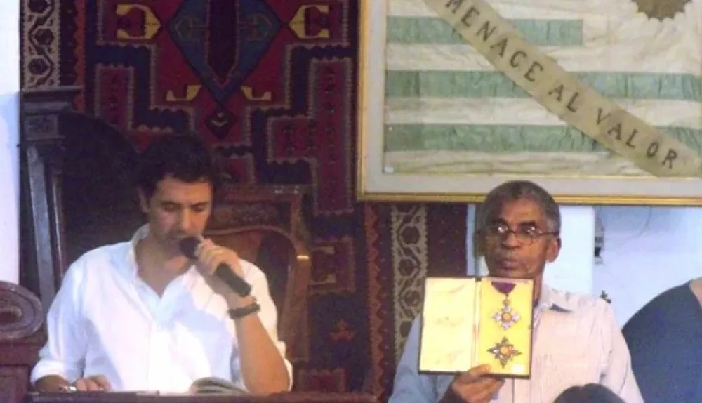 Sebastián Zorrilla de San Martín subastando una serie de condecoraciones