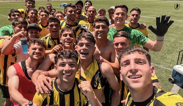 El festejo de la Tercera división de Peñarol que le ganó el clásico a Nacional