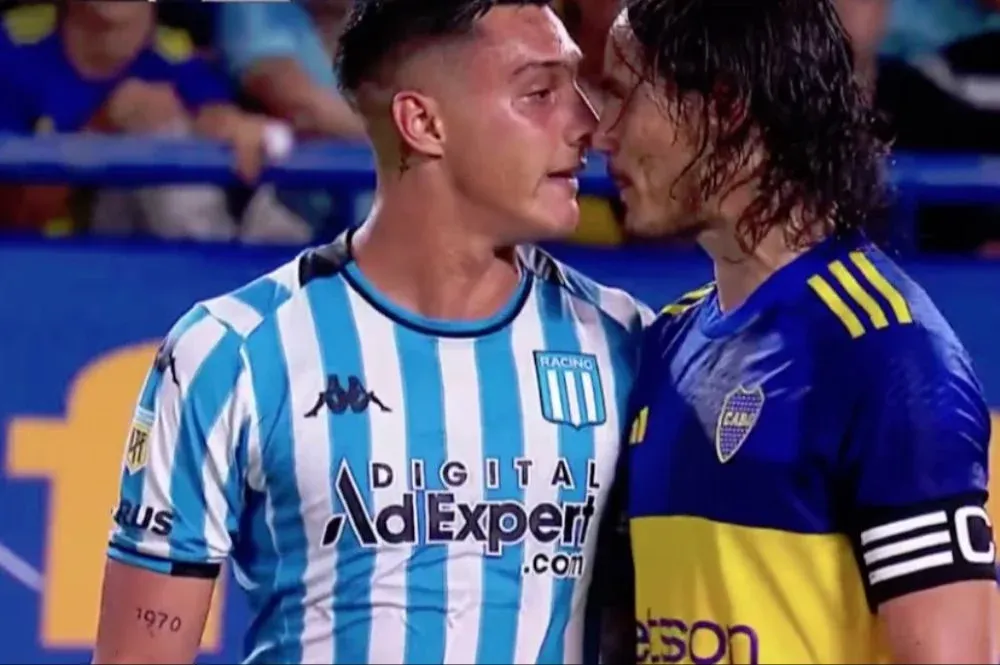 Nazareno Colombo, de Racing, y Edinson Cavani, de Boca Juniors, en el cara a cara que tuvieron en el clásico