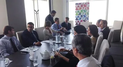 Charla entre representantes de bancos y experto de IBM