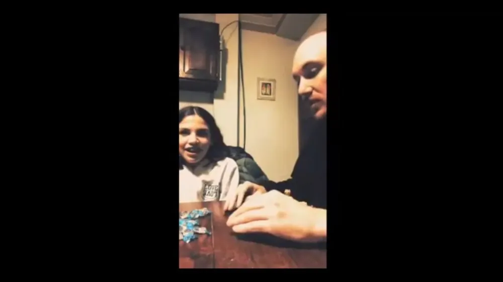 El argentino Juan Etchegaray se filmó mientras le explicaba a su sobrina el problema de la inflación usando caramelos como ejemplo