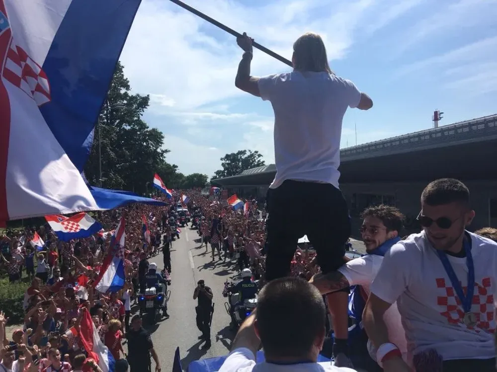 Vida con la bandera en el ómnibus que paseó a los futbolistas