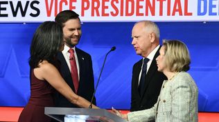 Los candidatos a vicepresidentes en un clima cordial con sus esposas Usha Vance y Gwen Walz al final debate.