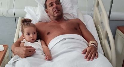 Ignacio Ruglio, presidente de Peñarol, junto a su nieta, en la cama del Hospital Evangélico, tras su intervención quirúrgica
