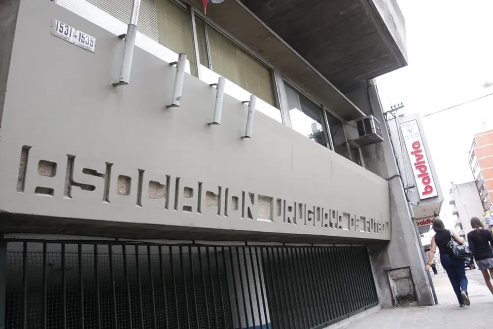 La pelota pasa de la cancha a los escritorios de la AUF