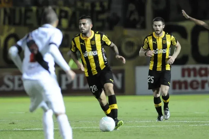 Nicolás Albarracín anotó el primer gol de Peñarol en el Campeón del Siglo