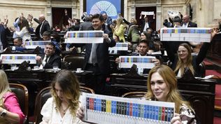 La Boleta Única Papel fue desplegada en el recinto por los diputados oficialistas. 