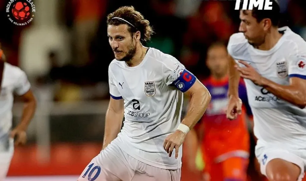 Diego Forlán con su nueva camiseta